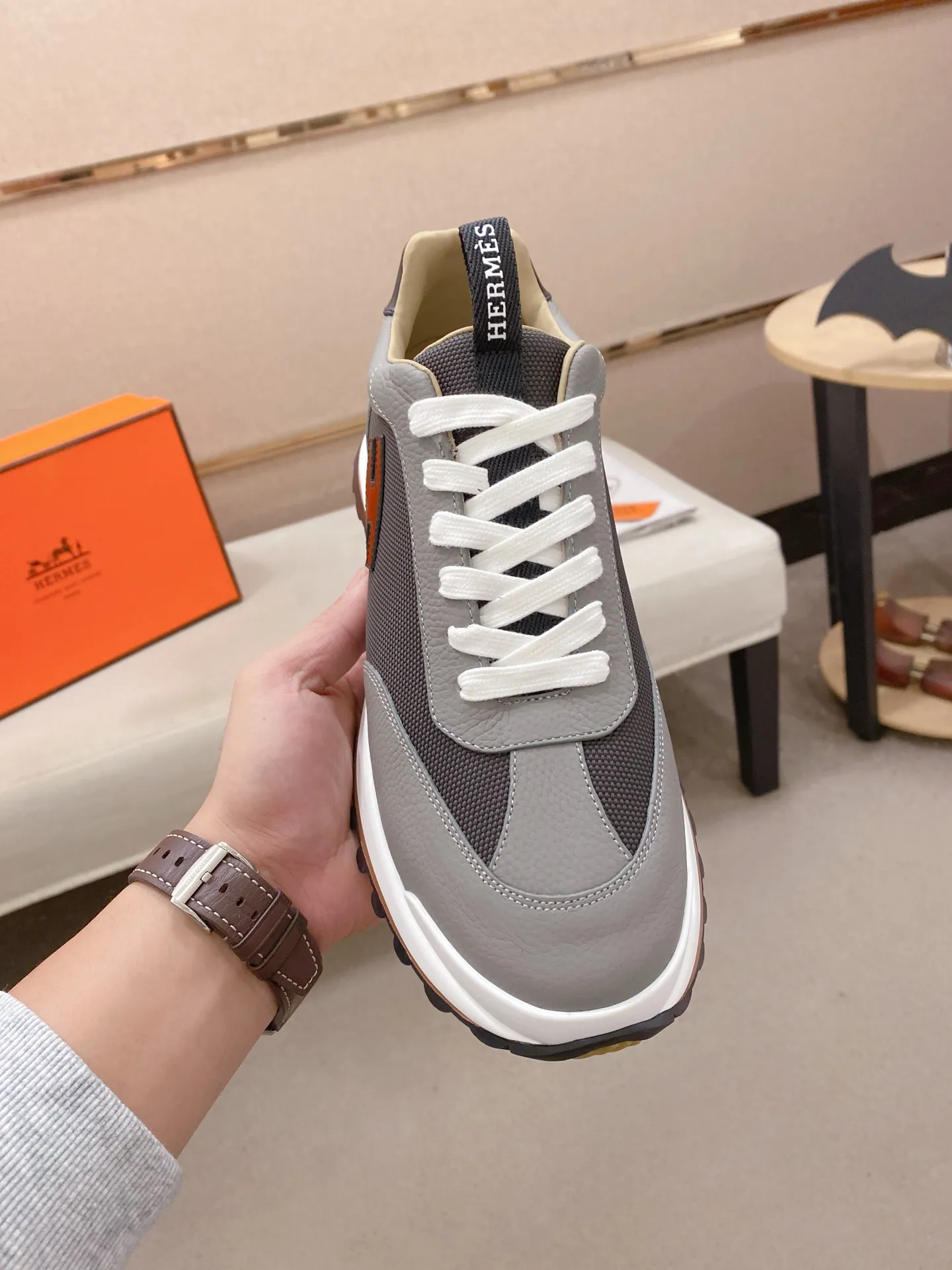 Men's shoes💰: 640💰HERMES/Hermes Leader sneakers! Tech twill, calfskin and suede goatskin sneakers featuring paneled multicolor twill, calfskin and suede. Lightweight geometric sole for a stylish urban look. Product details: White and orange rubber sole Black rubber sole with orange rubber insert Light natural leather insert White rubber toe cap Beige lambskin insole and lining Cotton strap, rubber lettering Sole height: 4cm Size: 38-39-40-41-42-43-44 (45.46 custom-made)